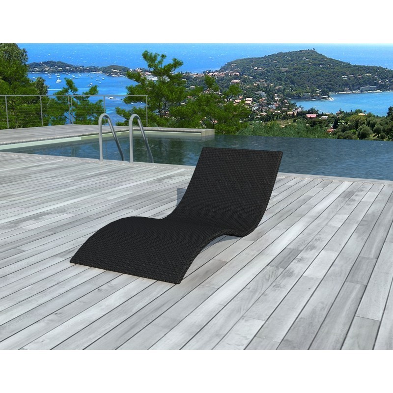 Tumbona para tomar el sol GIRONA en resina tejida (negro) asociarse con Sillón de jardín escandinavo con un diseño limpio