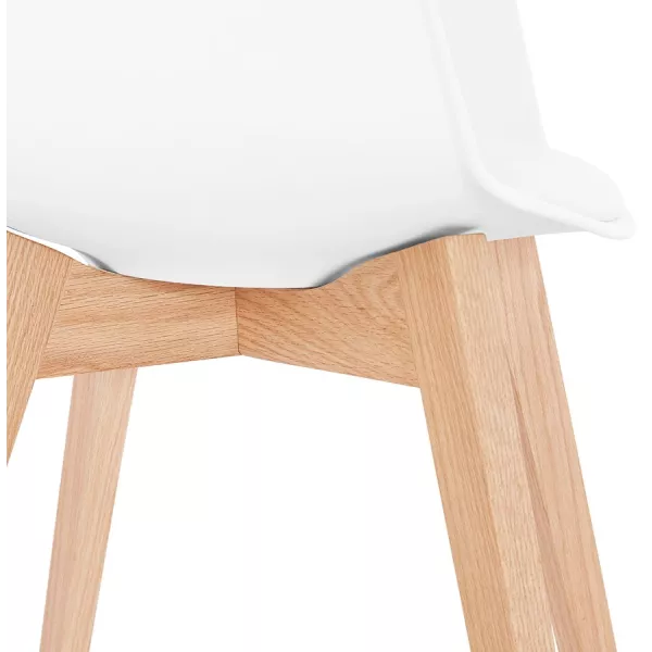 Sedia di design scandinava con piedi KALLY in legno di colore naturale (bianco) associarsi a Sedie imbottite per un comfort otti