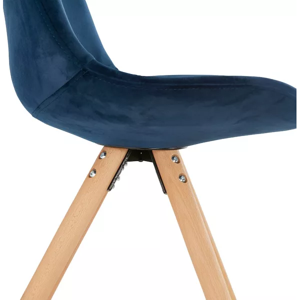 Chaise design scandinave en velours pieds couleur naturelle ALINA (bleu)