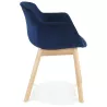 Chaise accoudoirs FRIDA en velours bleu et pieds bois naturel