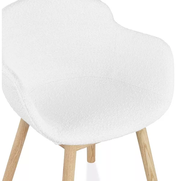 Chaise accoudoirs MOUTOU en tissu bouclé blanc et pieds bois naturel