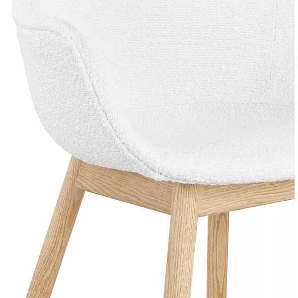 Chaise accoudoirs MOUTOU en tissu bouclé blanc et pieds bois naturel