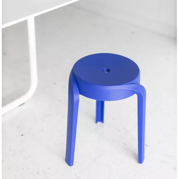 Tabouret bas empilable POMPA en matière plastique bleu foncé