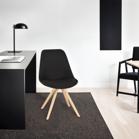 Sillas escandinavas: elegante silla de tela negra y madera natural