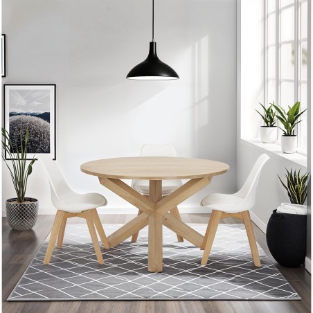 En chêne massif, cette table ronde (Ø 120 cm) est chic et pratique à souhait